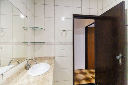 Casa à venda com 220m², 5 quartos e 2 vagas Casa à venda com 220m², 5 quartos e 2 vagasBanheiro 3