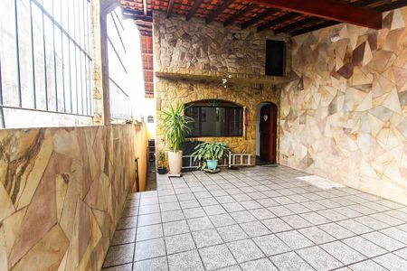 Casa à venda com 220m², 5 quartos e 2 vagas Casa à venda com 220m², 5 quartos e 2 vagasGaragem