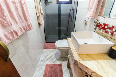 Casa à venda com 220m², 5 quartos e 2 vagas Casa à venda com 220m², 5 quartos e 2 vagasBanheiro da Suíte