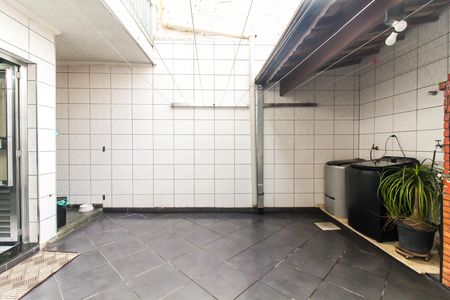 Casa à venda com 220m², 5 quartos e 2 vagas Casa à venda com 220m², 5 quartos e 2 vagasQuintal e Área Gourmet