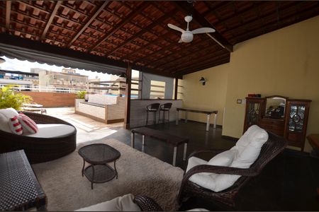Casa à venda com 272m², 3 quartos e 2 vagasVaranda gourmet e Piscina