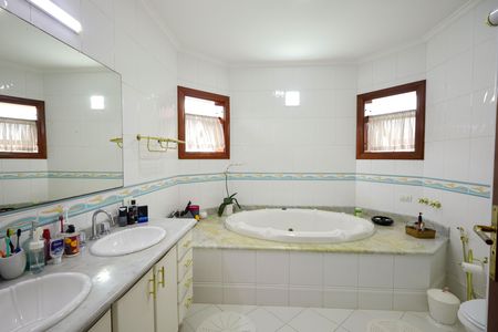 Casa para alugar com 399m², 4 quartos e 4 vagas Casa para alugar com 399m², 4 quartos e 4 vagasBanheiro da Suíte 1