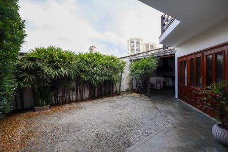 Casa para alugar com 399m², 4 quartos e 4 vagas Casa para alugar com 399m², 4 quartos e 4 vagasCorredor quintal