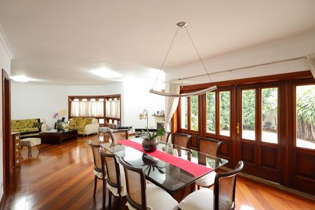Casa para alugar com 399m², 4 quartos e 4 vagas Casa para alugar com 399m², 4 quartos e 4 vagasSala de jantar