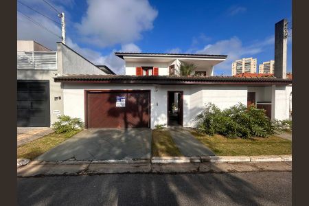 Casa para alugar com 399m², 4 quartos e 4 vagas Casa para alugar com 399m², 4 quartos e 4 vagasFachada
