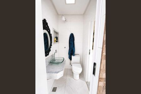 Casa à venda com 220m², 3 quartos e 2 vagas Casa à venda com 220m², 3 quartos e 2 vagasBanheiro
