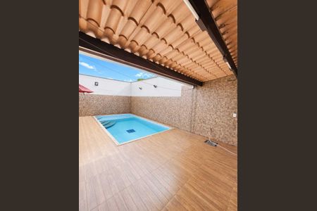 Casa à venda com 220m², 3 quartos e 2 vagas Casa à venda com 220m², 3 quartos e 2 vagasPiscina