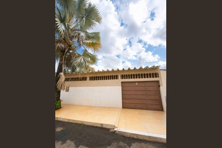 Casa à venda com 220m², 3 quartos e 2 vagas Casa à venda com 220m², 3 quartos e 2 vagasFachada