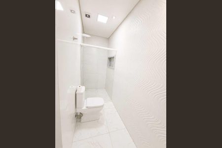 Casa à venda com 220m², 3 quartos e 2 vagas Casa à venda com 220m², 3 quartos e 2 vagasBanheiro