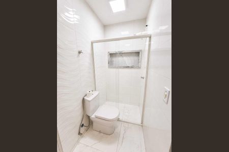 Casa à venda com 220m², 3 quartos e 2 vagas Casa à venda com 220m², 3 quartos e 2 vagasBanheiro
