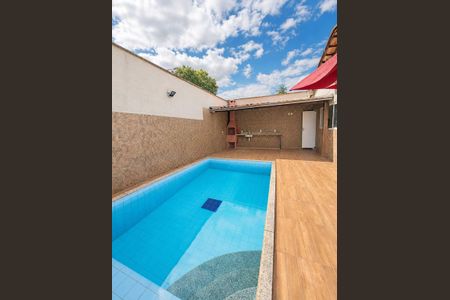 Casa à venda com 220m², 3 quartos e 2 vagas Casa à venda com 220m², 3 quartos e 2 vagasPiscina