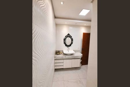 Casa à venda com 220m², 3 quartos e 2 vagas Casa à venda com 220m², 3 quartos e 2 vagasBanheiro