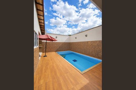 Casa à venda com 220m², 3 quartos e 2 vagas Casa à venda com 220m², 3 quartos e 2 vagasPiscina