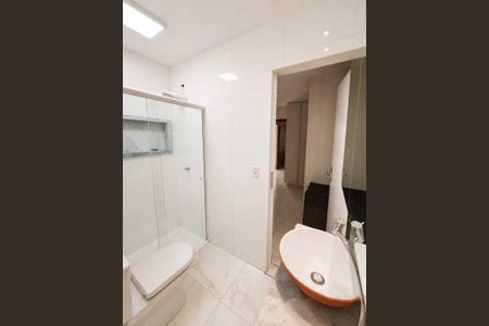 Casa à venda com 220m², 3 quartos e 2 vagas Casa à venda com 220m², 3 quartos e 2 vagasBanheiro