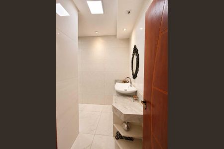 Casa à venda com 220m², 3 quartos e 2 vagas Casa à venda com 220m², 3 quartos e 2 vagasBanheiro