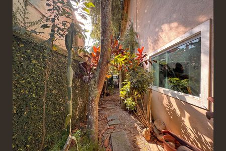 Casa de condomínio à venda com 360m², 4 quartos e 3 vagas Casa de condomínio à venda com 360m², 4 quartos e 3 vagasÁrea externa