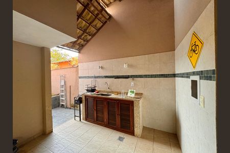 Casa de condomínio à venda com 360m², 4 quartos e 3 vagas Casa de condomínio à venda com 360m², 4 quartos e 3 vagasÁrea externa