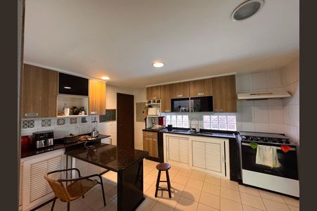 Casa de condomínio à venda com 360m², 4 quartos e 3 vagas Casa de condomínio à venda com 360m², 4 quartos e 3 vagasCozinha
