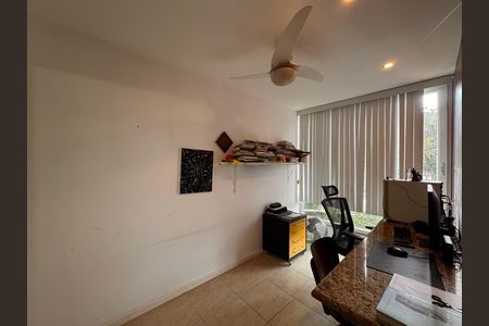 Casa de condomínio à venda com 360m², 4 quartos e 3 vagas Casa de condomínio à venda com 360m², 4 quartos e 3 vagasEscritório