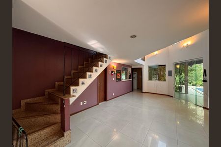 Casa de condomínio à venda com 360m², 4 quartos e 3 vagas Casa de condomínio à venda com 360m², 4 quartos e 3 vagasSala