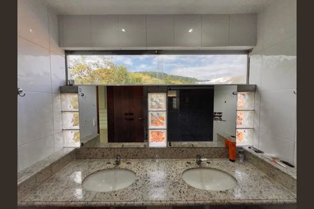 Casa de condomínio à venda com 360m², 4 quartos e 3 vagas Casa de condomínio à venda com 360m², 4 quartos e 3 vagasSuíte 1 (Master) - Banheiro
