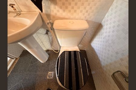 Casa de condomínio à venda com 360m², 4 quartos e 3 vagas Casa de condomínio à venda com 360m², 4 quartos e 3 vagasÁrea externa - Banheiro