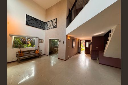 Casa de condomínio à venda com 360m², 4 quartos e 3 vagas Casa de condomínio à venda com 360m², 4 quartos e 3 vagasSala