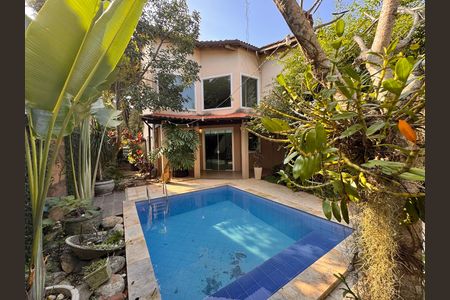 Casa de condomínio à venda com 360m², 4 quartos e 3 vagas Casa de condomínio à venda com 360m², 4 quartos e 3 vagasÁrea externa