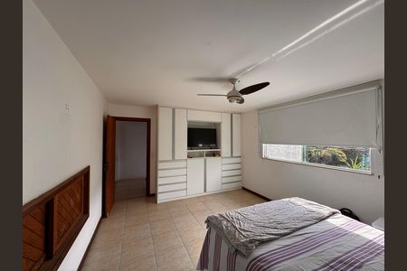 Casa de condomínio à venda com 360m², 4 quartos e 3 vagas Casa de condomínio à venda com 360m², 4 quartos e 3 vagasSuíte 1 (Master)
