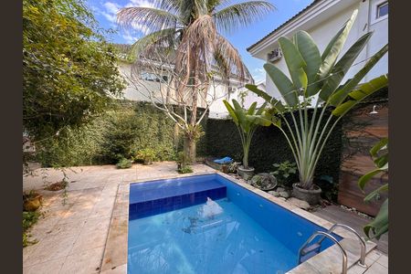 Casa de condomínio à venda com 360m², 4 quartos e 3 vagas Casa de condomínio à venda com 360m², 4 quartos e 3 vagasÁrea externa
