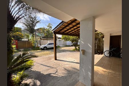 Casa de condomínio à venda com 360m², 4 quartos e 3 vagas Casa de condomínio à venda com 360m², 4 quartos e 3 vagasÁrea externa