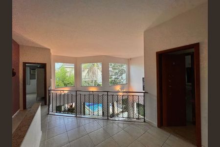 Casa de condomínio à venda com 360m², 4 quartos e 3 vagas Casa de condomínio à venda com 360m², 4 quartos e 3 vagasHall Íntimo