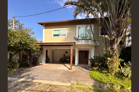 Casa de condomínio à venda com 360m², 4 quartos e 3 vagas Casa de condomínio à venda com 360m², 4 quartos e 3 vagasFachada