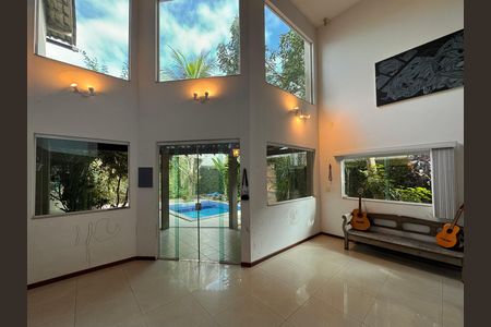 Casa de condomínio à venda com 360m², 4 quartos e 3 vagas Casa de condomínio à venda com 360m², 4 quartos e 3 vagasSala