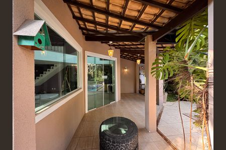Casa de condomínio à venda com 360m², 4 quartos e 3 vagas Casa de condomínio à venda com 360m², 4 quartos e 3 vagasÁrea externa