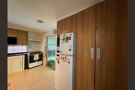 Casa de condomínio à venda com 360m², 4 quartos e 3 vagas Casa de condomínio à venda com 360m², 4 quartos e 3 vagasCozinha