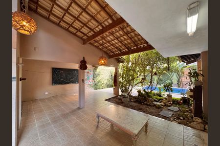 Casa de condomínio à venda com 360m², 4 quartos e 3 vagas Casa de condomínio à venda com 360m², 4 quartos e 3 vagasÁrea externa
