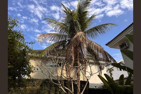Casa de condomínio à venda com 360m², 4 quartos e 3 vagas Casa de condomínio à venda com 360m², 4 quartos e 3 vagasÁrea externa