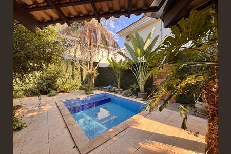 Casa de condomínio à venda com 360m², 4 quartos e 3 vagas Casa de condomínio à venda com 360m², 4 quartos e 3 vagasÁrea externa