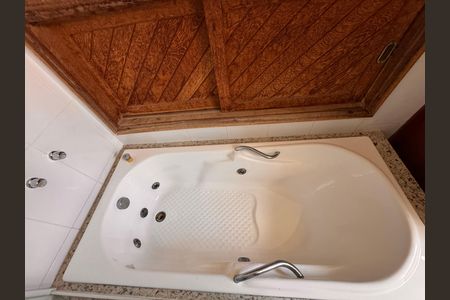 Casa de condomínio à venda com 360m², 4 quartos e 3 vagas Casa de condomínio à venda com 360m², 4 quartos e 3 vagasSuíte 1 (Master) - Banheiro