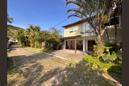 Casa de condomínio à venda com 360m², 4 quartos e 3 vagas Casa de condomínio à venda com 360m², 4 quartos e 3 vagasFachada