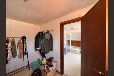 Casa de condomínio à venda com 360m², 4 quartos e 3 vagas Casa de condomínio à venda com 360m², 4 quartos e 3 vagasSuíte 1 (Master) - Closet