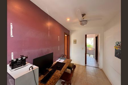Casa de condomínio à venda com 360m², 4 quartos e 3 vagas Casa de condomínio à venda com 360m², 4 quartos e 3 vagasEscritório