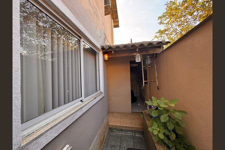 Casa de condomínio à venda com 360m², 4 quartos e 3 vagas Casa de condomínio à venda com 360m², 4 quartos e 3 vagasÁrea externa