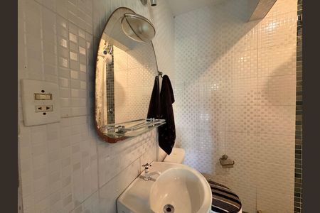 Casa de condomínio à venda com 360m², 4 quartos e 3 vagas Casa de condomínio à venda com 360m², 4 quartos e 3 vagasÁrea externa - Banheiro