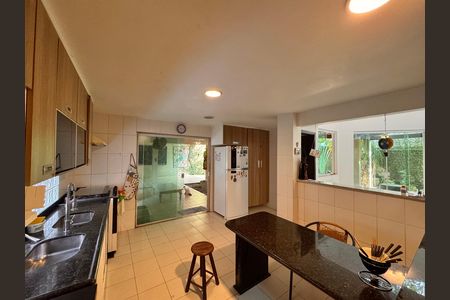 Casa de condomínio à venda com 360m², 4 quartos e 3 vagas Casa de condomínio à venda com 360m², 4 quartos e 3 vagasCozinha