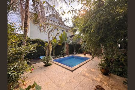 Casa de condomínio à venda com 360m², 4 quartos e 3 vagas Casa de condomínio à venda com 360m², 4 quartos e 3 vagasÁrea externa