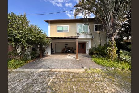 Casa de condomínio à venda com 360m², 4 quartos e 3 vagas Casa de condomínio à venda com 360m², 4 quartos e 3 vagasFachada