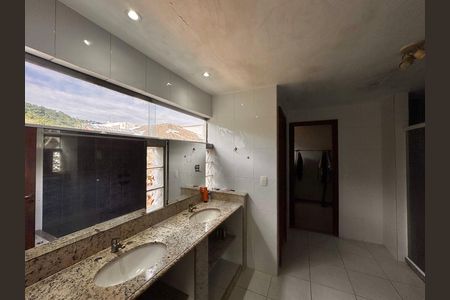 Casa de condomínio à venda com 360m², 4 quartos e 3 vagas Casa de condomínio à venda com 360m², 4 quartos e 3 vagasSuíte 1 (Master) - Banheiro