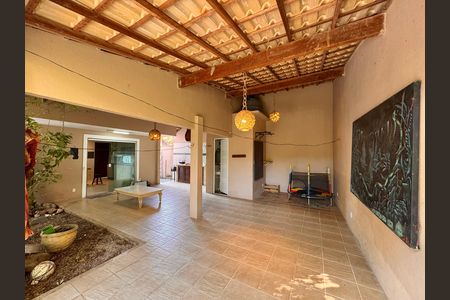 Casa de condomínio à venda com 360m², 4 quartos e 3 vagas Casa de condomínio à venda com 360m², 4 quartos e 3 vagasÁrea externa
